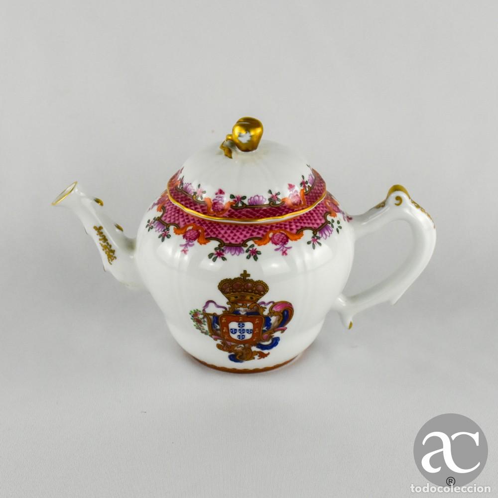 Antig&uuml;edades: Bule em porcelana NG, Servi&ccedil;o D. Pedro III, s&eacute;c. XVIII (R&eacute;plica)