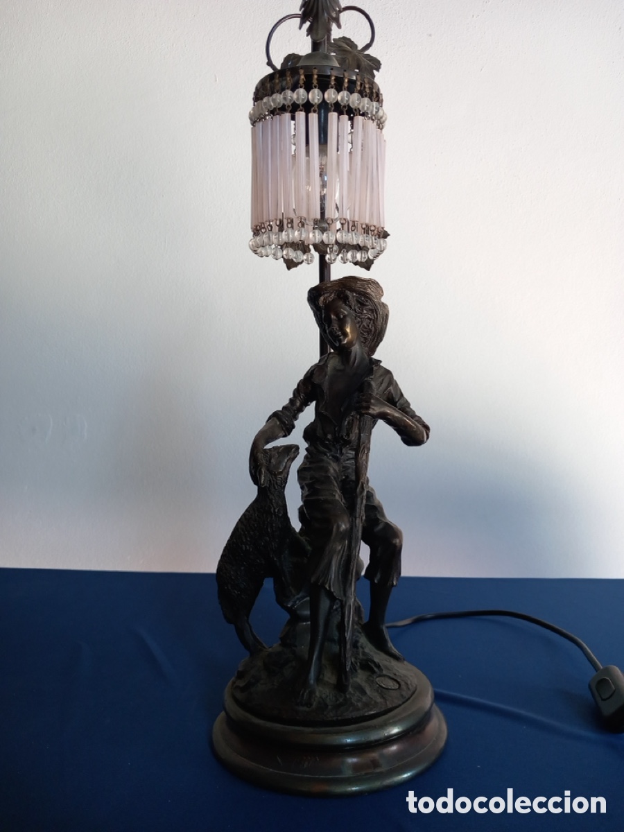 Antig&uuml;edades: L&aacute;mpara de sobremesa modernista/art nouveau con figura femenina y tulipa de cristal