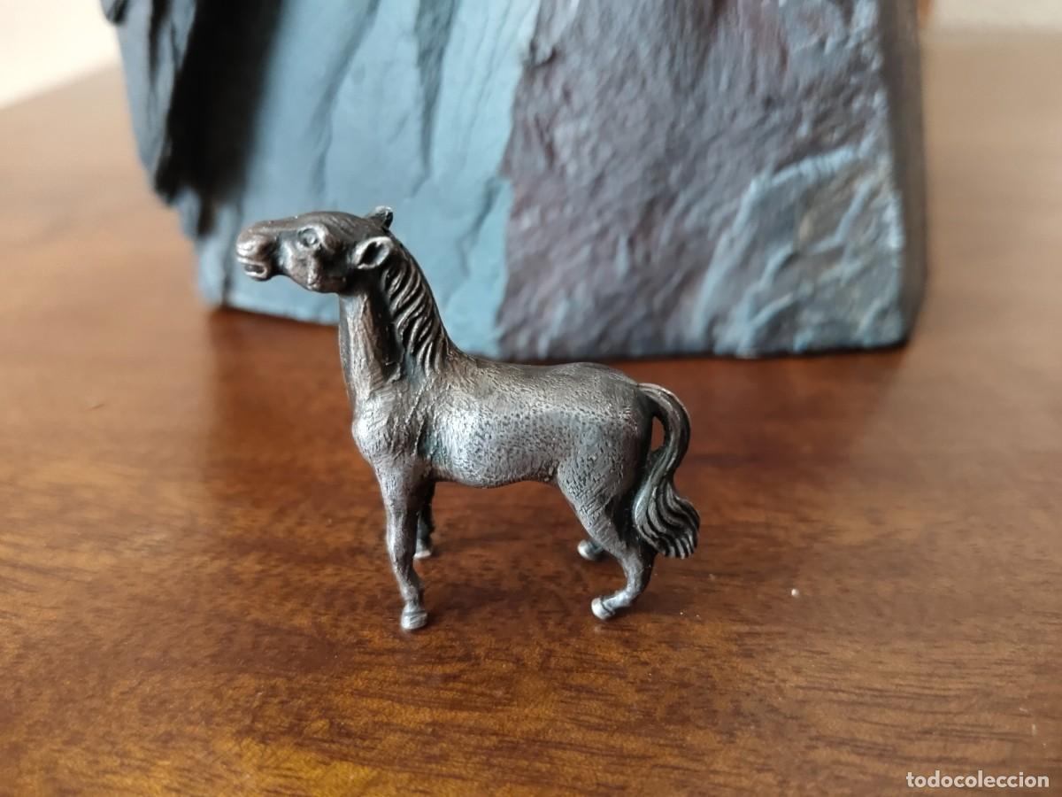 Antig&uuml;edades: Caballito con resellos en panza. Plata?