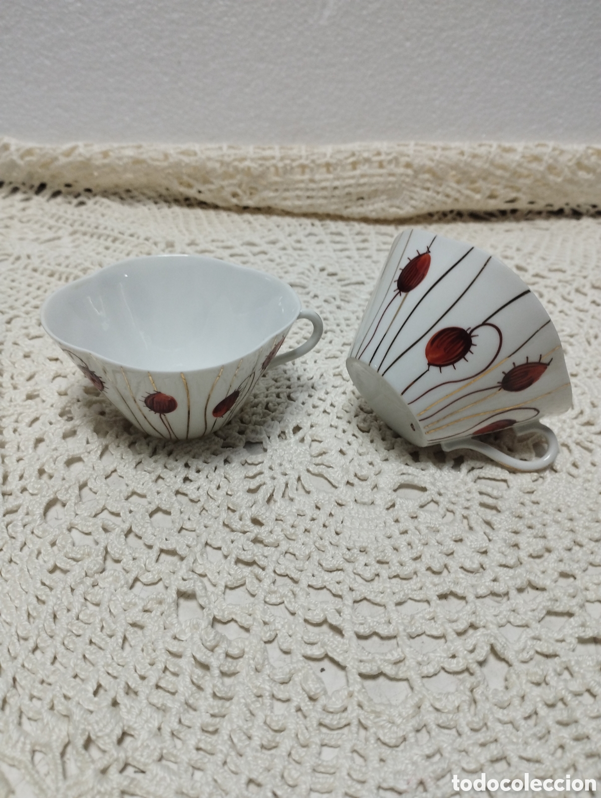 Antig&uuml;edades: DOS TAZAS SIN PLATO SELLO DOLMEN. PINTADAS A MANO, MED. SIN CONTAR EL ASA 9,2 CM. Y ALTO 4,5 CM.