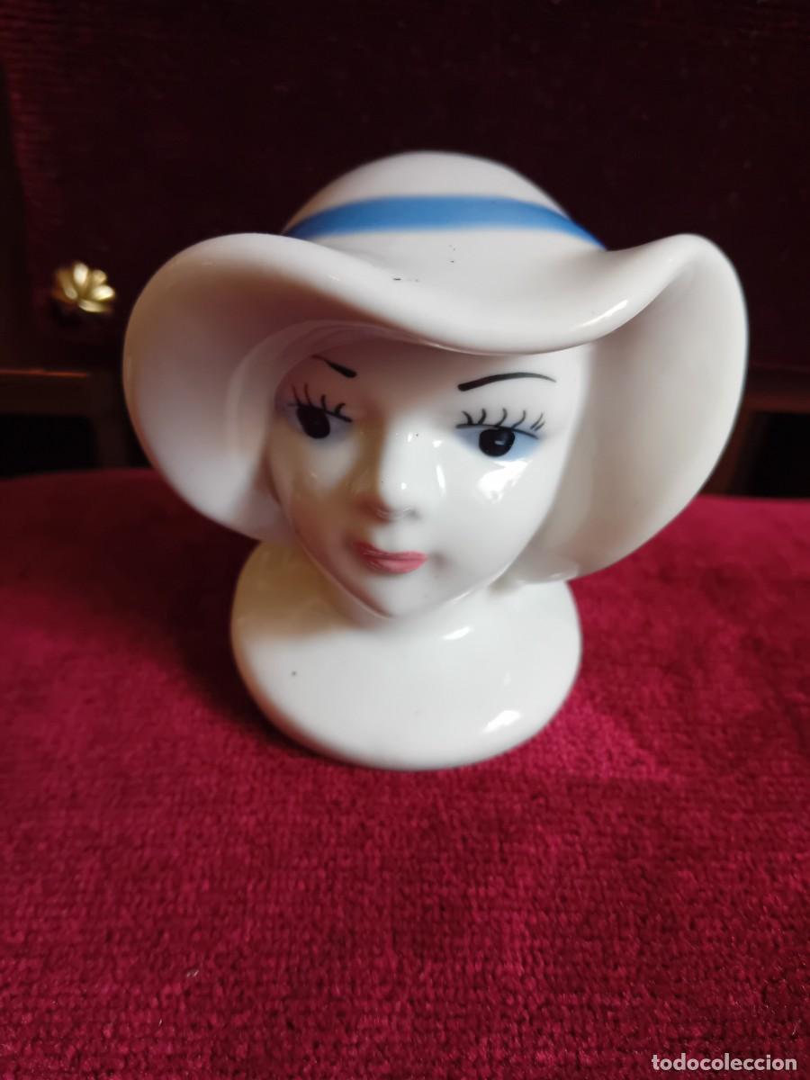 Antig&uuml;edades: Bulto de mujer con sombrero de porcelana siglo XX
