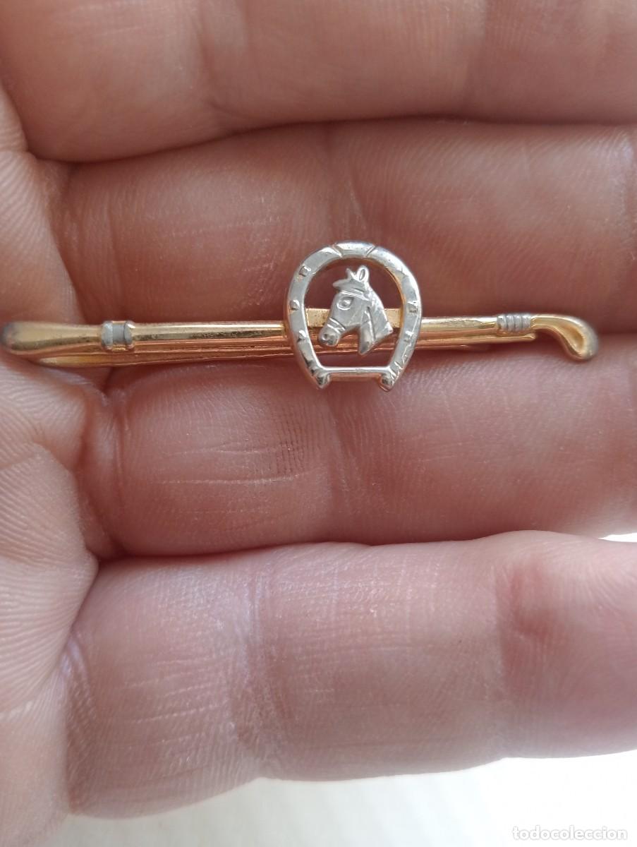 Antig&uuml;edades: PISACORBATAS MOTIVO EQUESTRE CON CABALLO HERRADURA FUSTA EQUITACION PINS , INSIGNIA ALFILER CORBATA