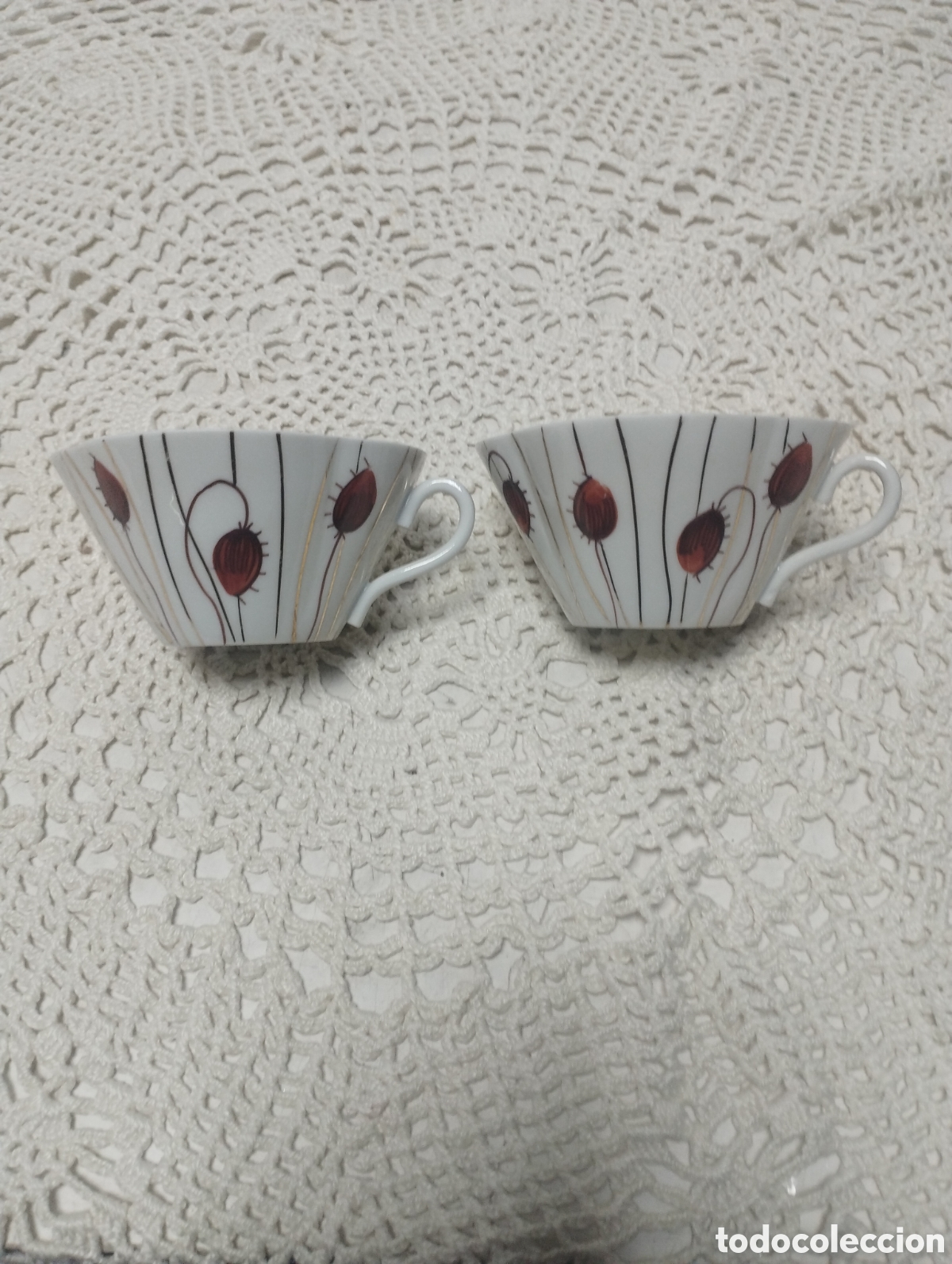 Antig&uuml;edades: DOS TAZAS SIN PLATO SELLO DOLMEN. PINTADAS A MANO, MED. SIN CONTAR EL ASA 9,2 CM. Y ALTO 4,5 CM.