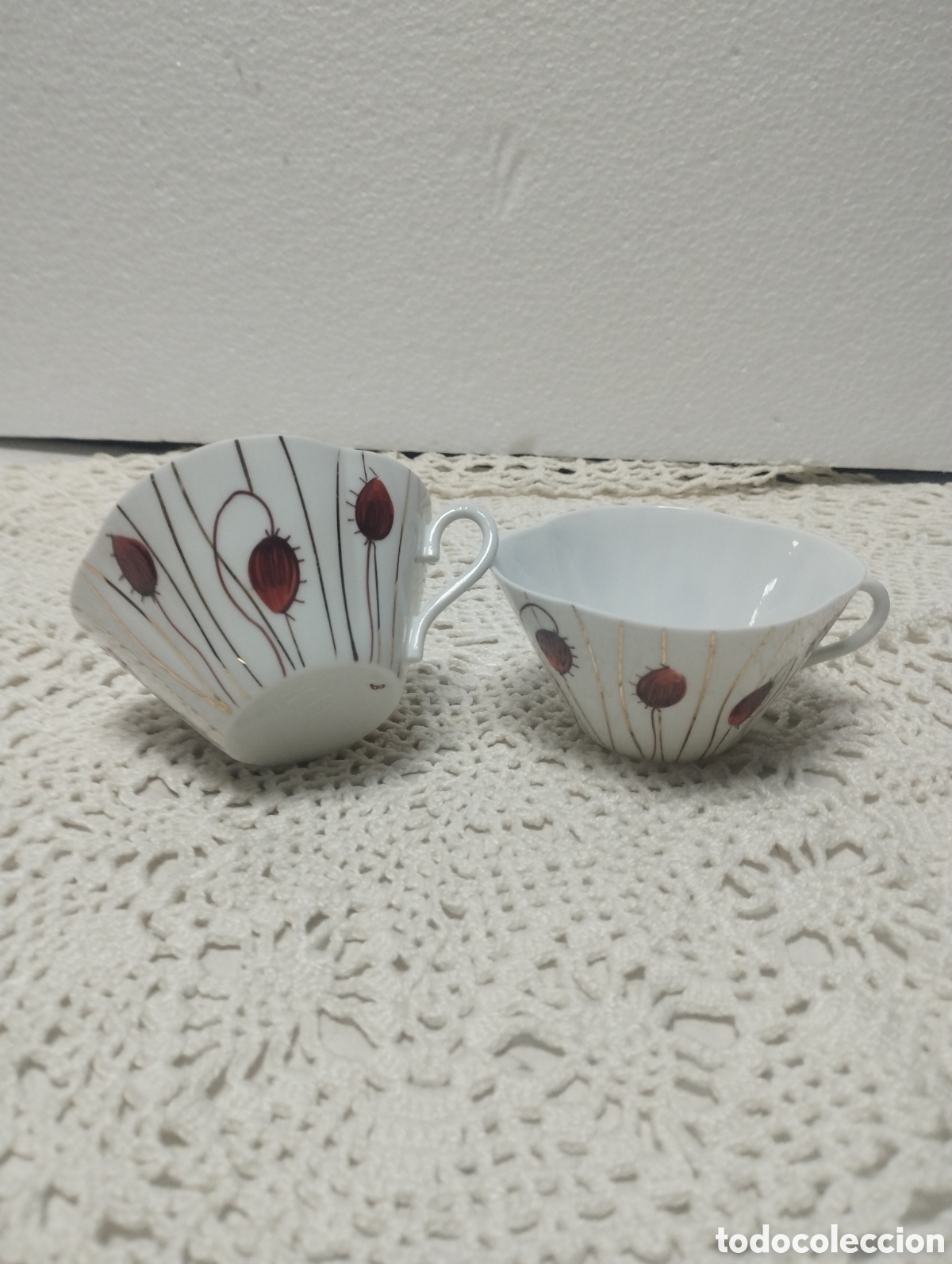Antig&uuml;edades: DOS TAZAS SIN PLATO SELLO DOLMEN. PINTADAS A MANO, MED. SIN CONTAR EL ASA 9,2 CM. Y ALTO 4,5 CM.