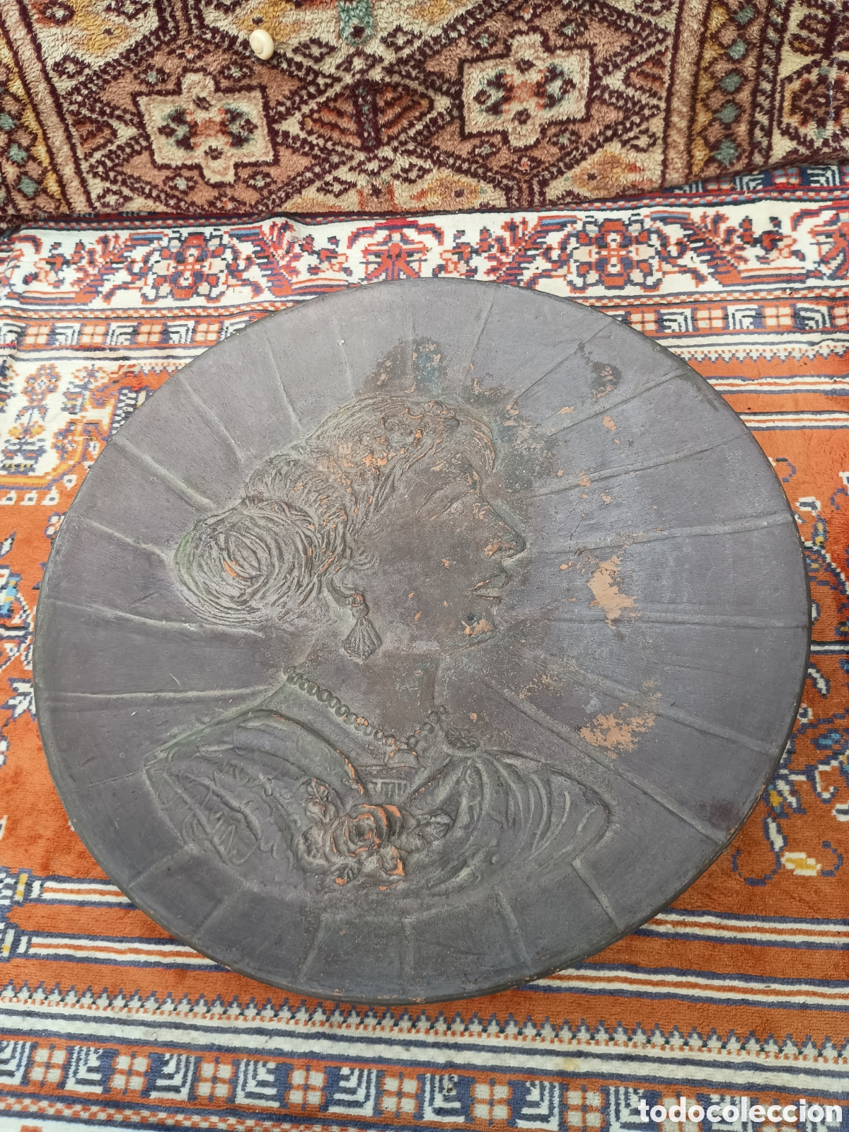 Antig&uuml;edades: Plato terracota Dama de &eacute;poca