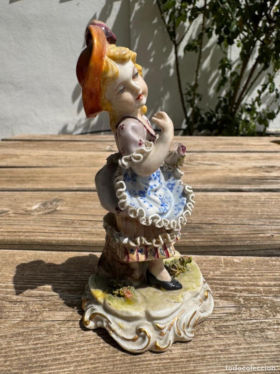 Antig&uuml;edades: Figura porcelana marca n corona Capodimonte s XX muchacha con flor 13cms