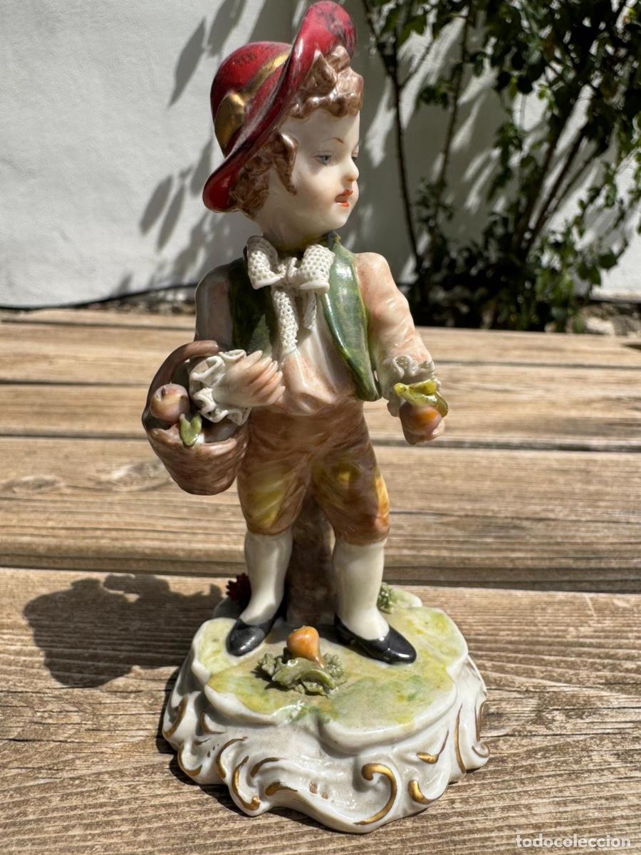 Antig&uuml;edades: Figura porcelana marca n corona Capodimonte s XX muchacho con flores 13cms