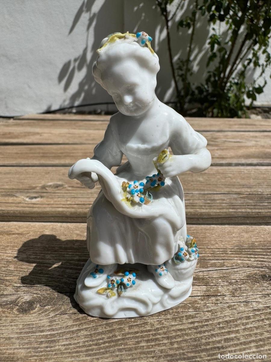 Antig&uuml;edades: Figura porcelana alemana muchacha con flores 11cms s XIX XX