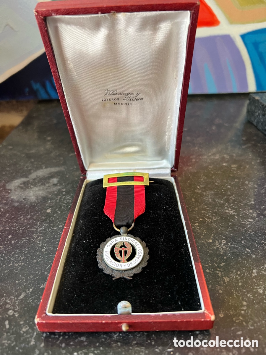 Antig&uuml;edades: Preciosa medalla con caja original obra sindical educaci&oacute;n y descanso