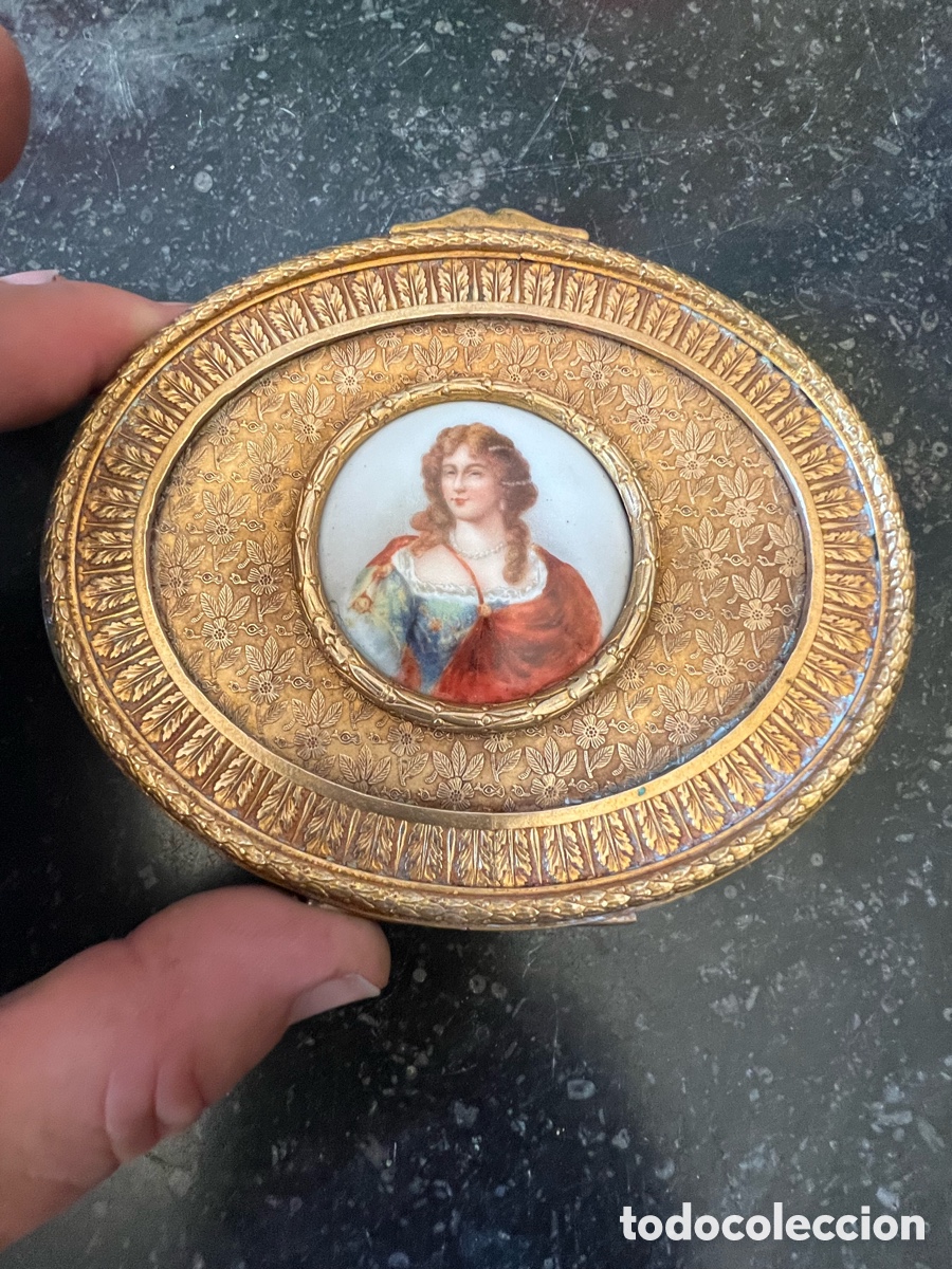 Antig&uuml;edades: Preciosa caja en bronce cincelado con medall&oacute;n en porcelana imperio XIX