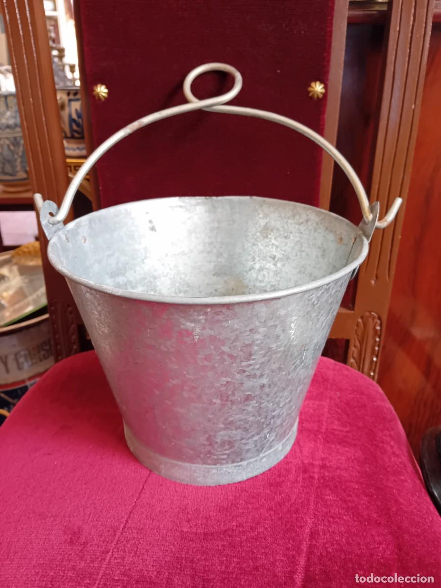 Antig&uuml;edades: Cubo de hierro galvanizado