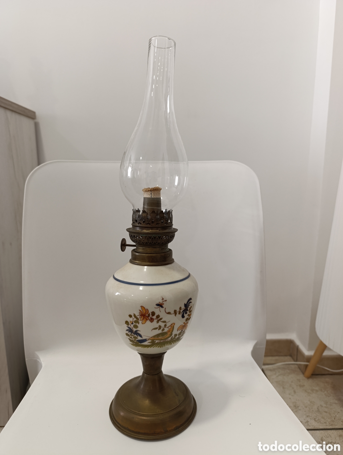 Antiquit&eacute;s: Quinque antiguo en ceramica y lat&oacute;n. 51CM
