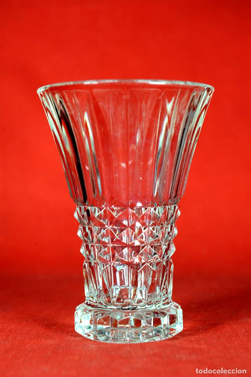 Antig&uuml;edades: Vaso decor&aacute;tivo de cristal prensado Franc&eacute;s del siglo XX Art D&eacute;co tard&iacute;o.