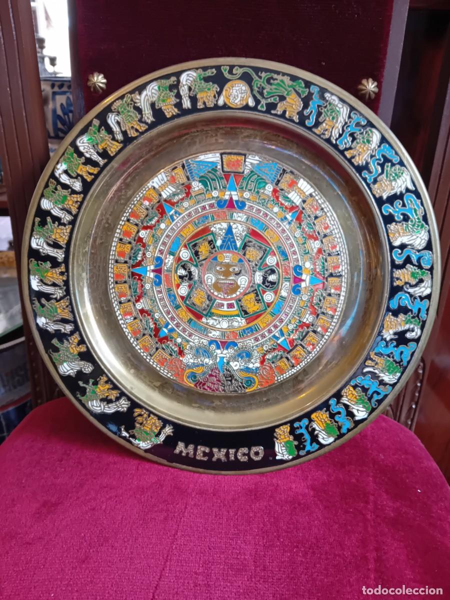 Antig&uuml;edades: Plato con el calendario maya de lat&oacute;n y esmalte