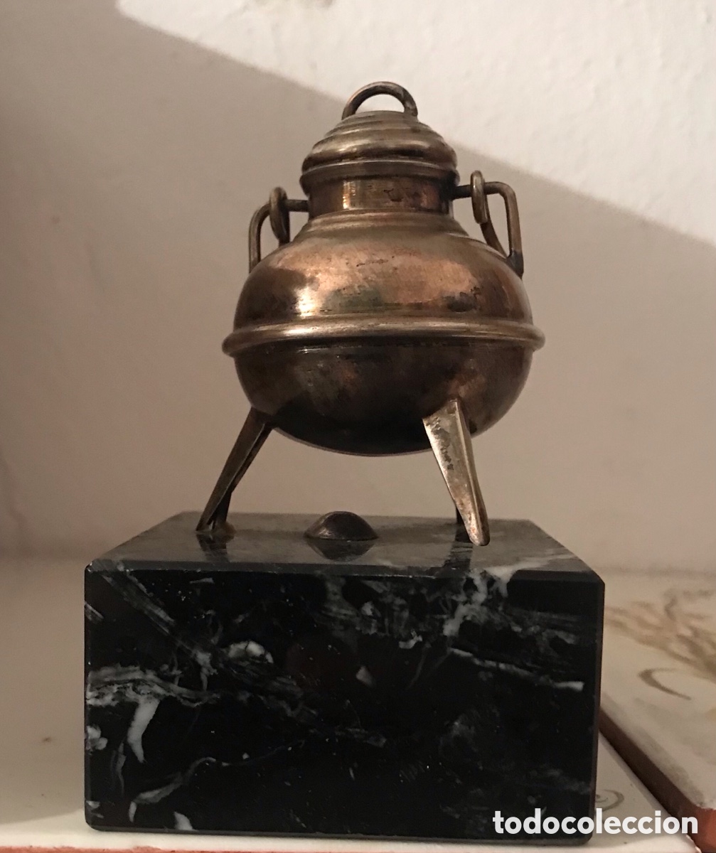 Antig&uuml;edades: Antiguo pote gallego de metal plateado sobre base de m&aacute;rmol
