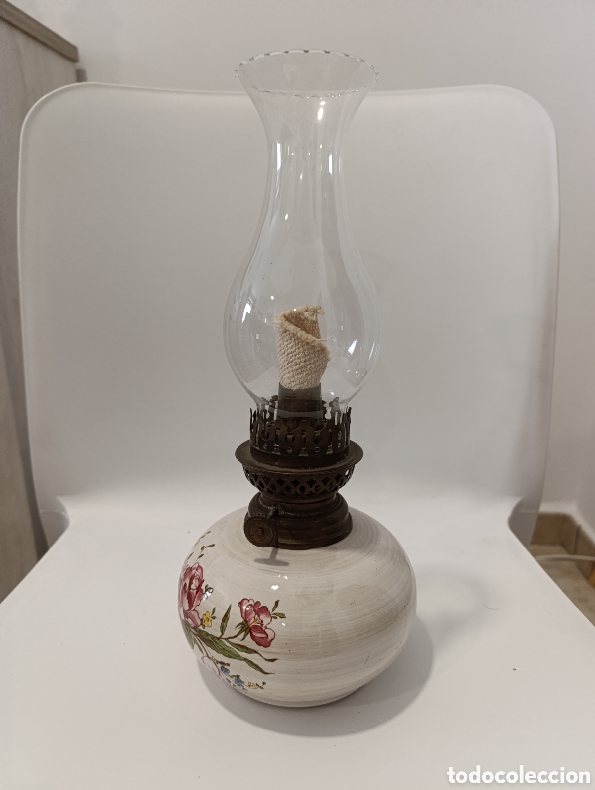 Antig&uuml;edades: Quinqu&eacute; antiguo en cer&aacute;mica y lat&oacute;n. 32cm