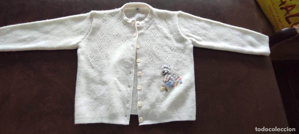 Antig&uuml;edades: REBECA DE PUNTO CALADO / CHAQUETITA INFANTIL DE LANA O HILO GRUESO. TALLA 2. BORDADO GATITO.