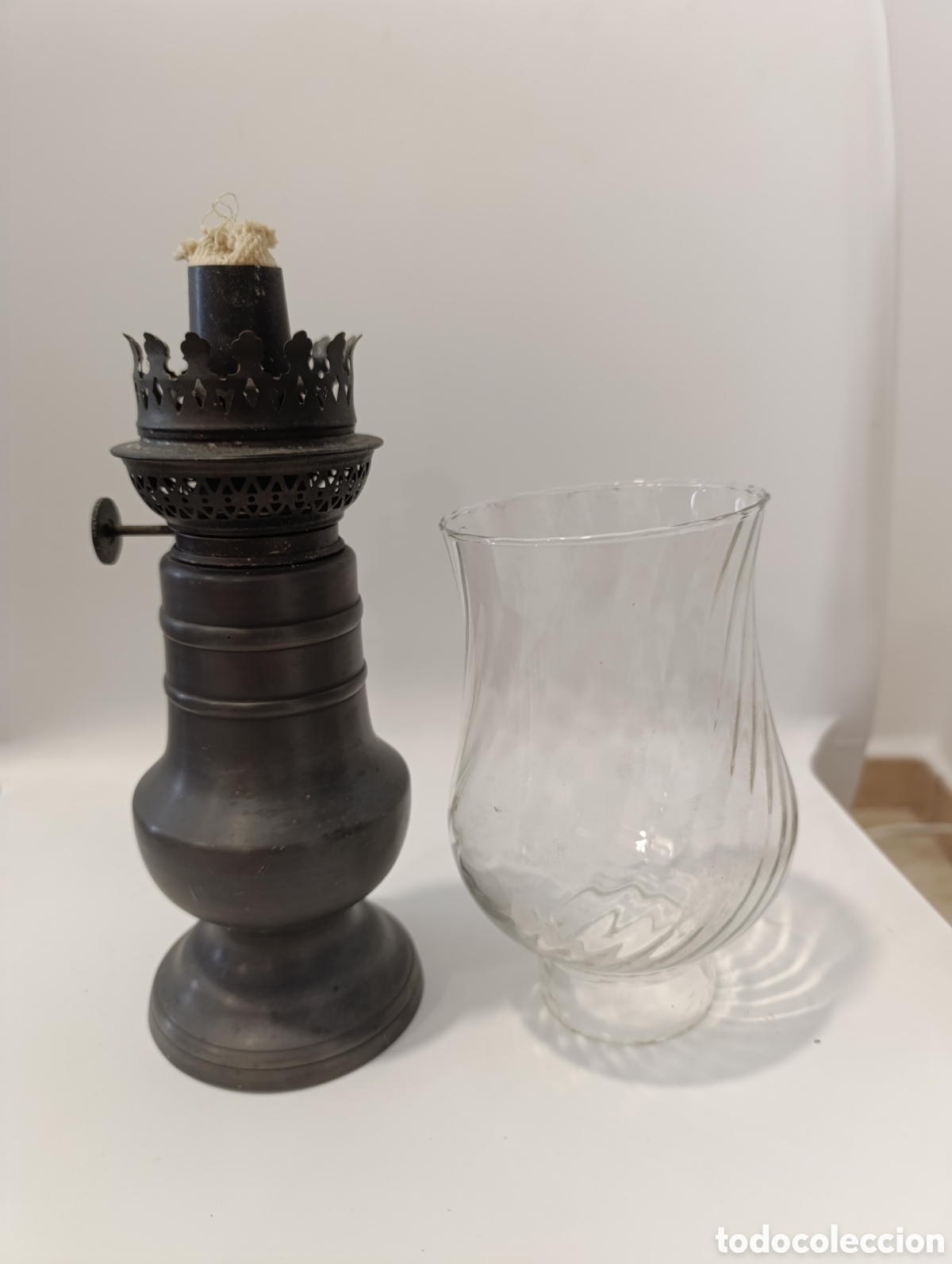 Antig&uuml;edades: Antiguo quinqu&eacute; de esta&ntilde;o.34cm - Foto 2