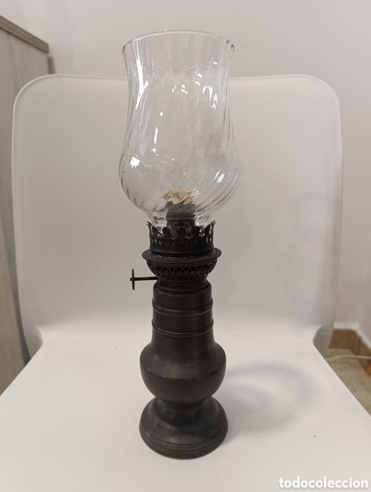 Antig&uuml;edades: Antiguo quinqu&eacute; de esta&ntilde;o.34cm - Foto 1