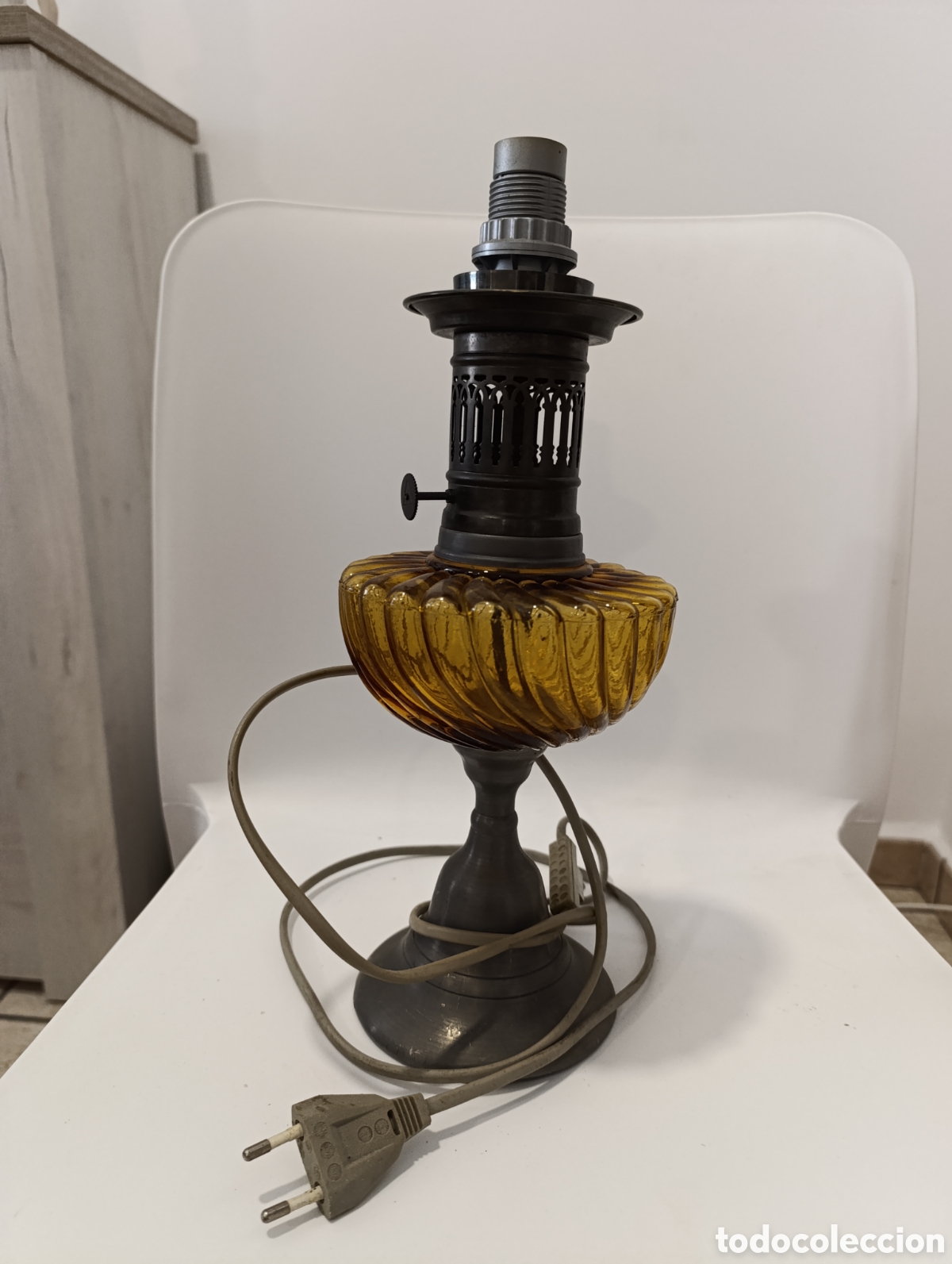 Antig&uuml;edades: Lampara de mesa. Quinqu&eacute;.