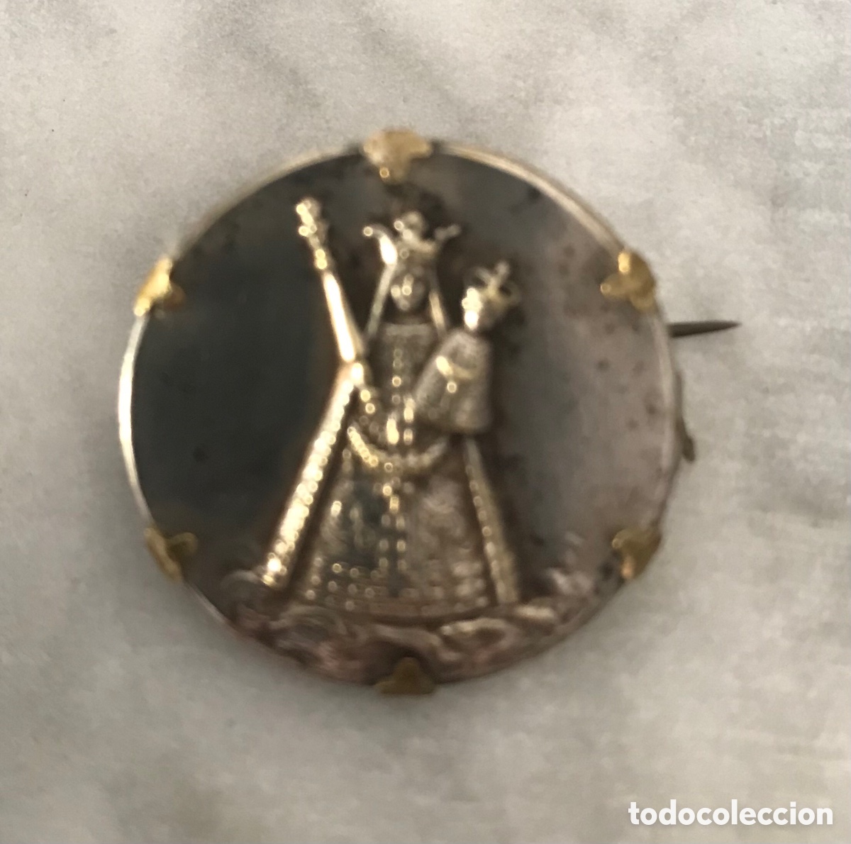 Antig&uuml;edades: Broche con medalla de M&ordf; Auxiliadora - Foto 1