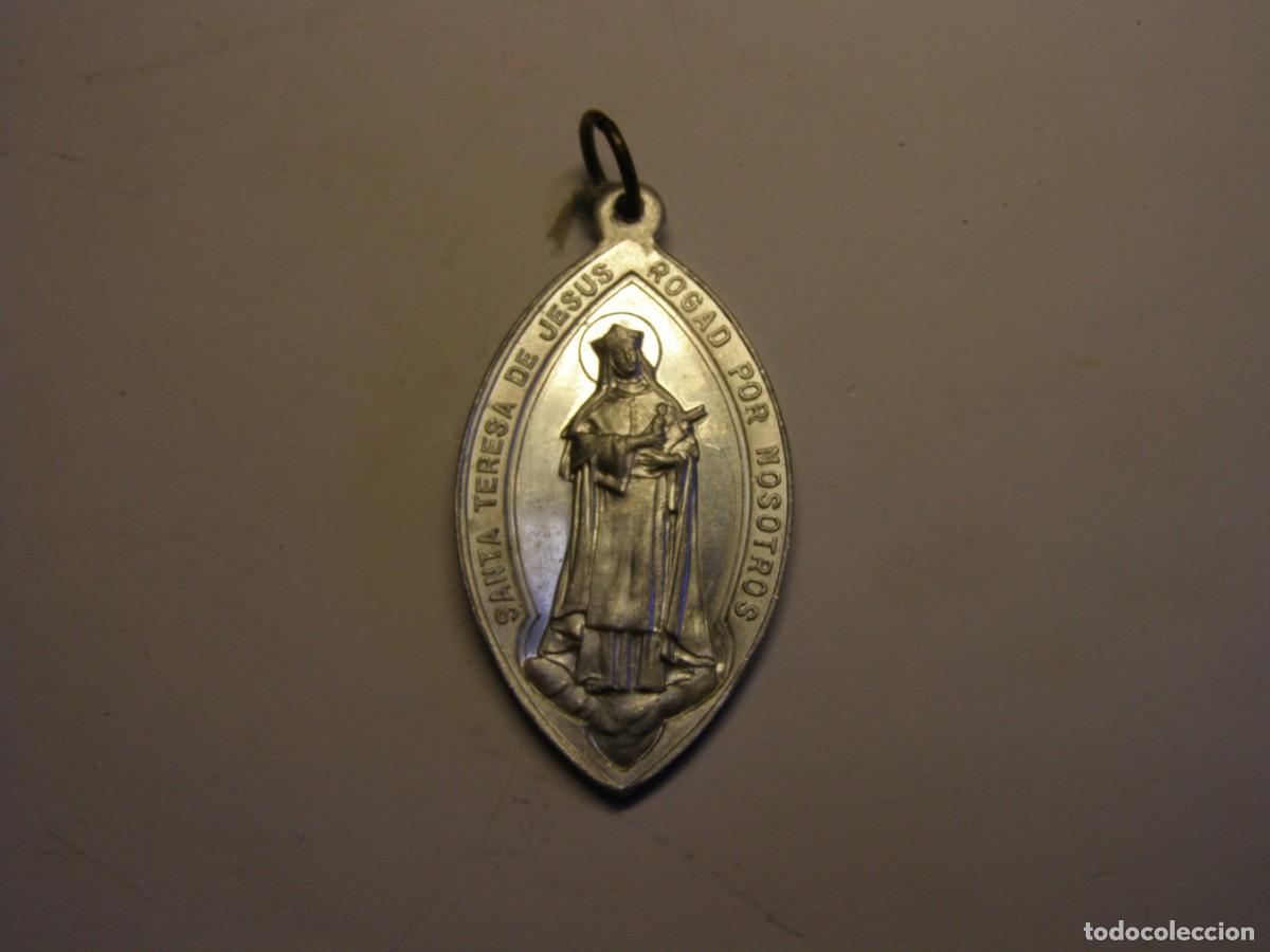 Antig&uuml;edades: Vieja medalla religiosa de Santa Teresa de Jes&uacute;s.