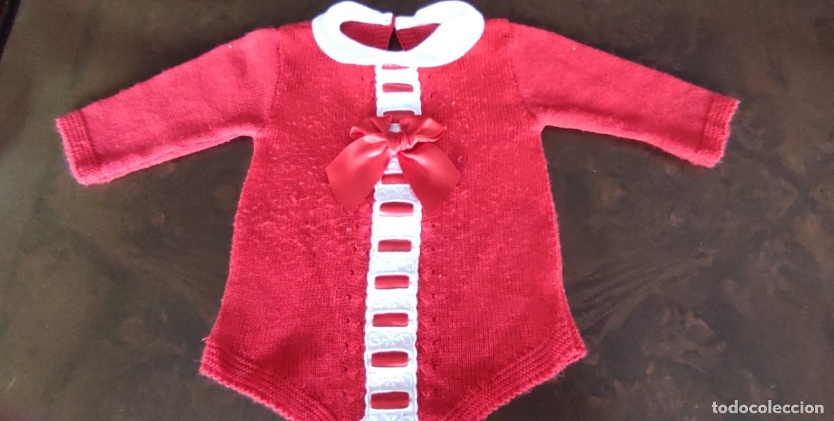 Antig&uuml;edades: BONITO PELELE DE PUNTO ROJO BEB&Eacute;, TALLA 1 MES, LAZO DE RASO Y CUELLO BLANCO. IDEAL INVIERNO O REBORN