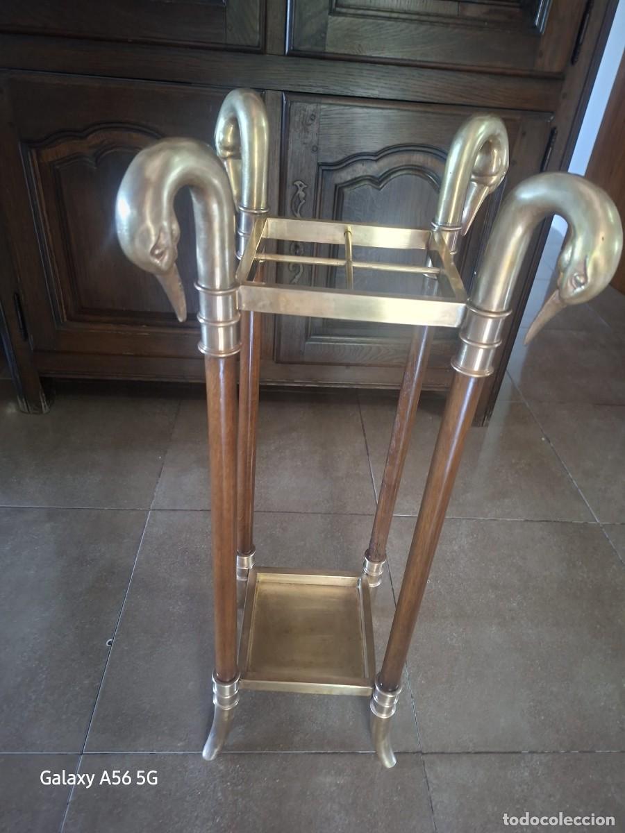 Antiques: PARAGUERO LATON Y MADERA CON CABEZAS DE CISNE.