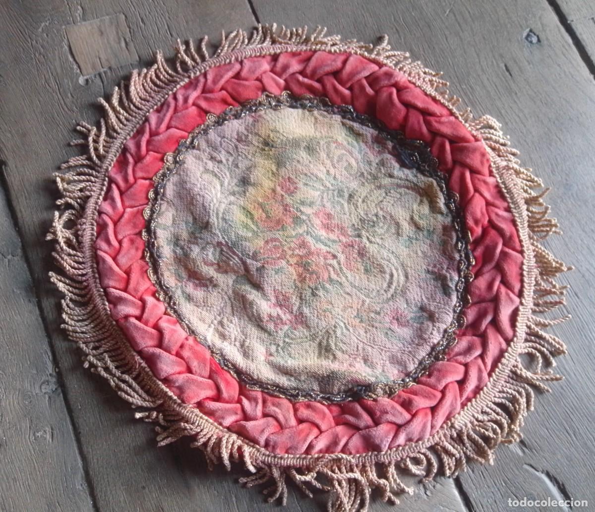 Antig&uuml;edades: Antiguo tapete decorativo con bordados y pasamaner&iacute;a. Di&aacute;metro: 35 cm.