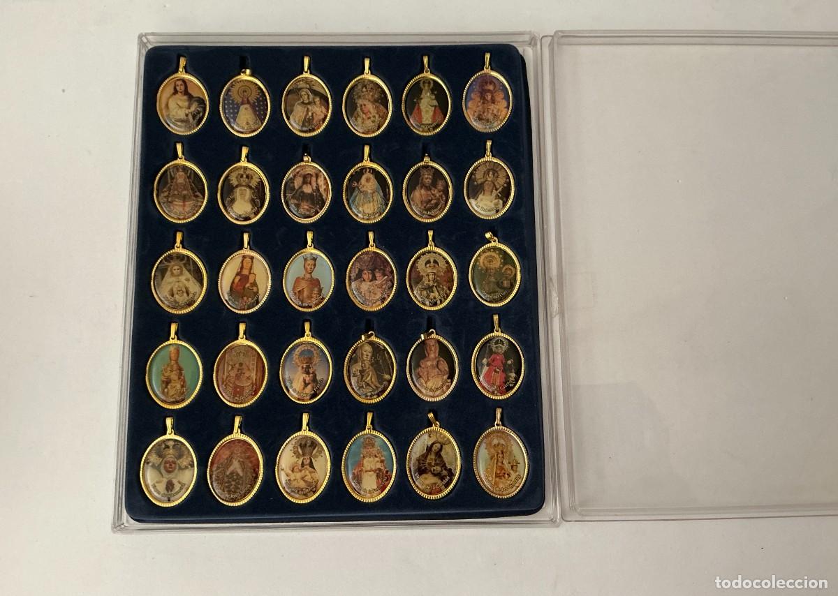 Antig&uuml;edades: Colecci&oacute;n completa 30 medallas Devociones de la Virgen en Espa&ntilde;a expositor original