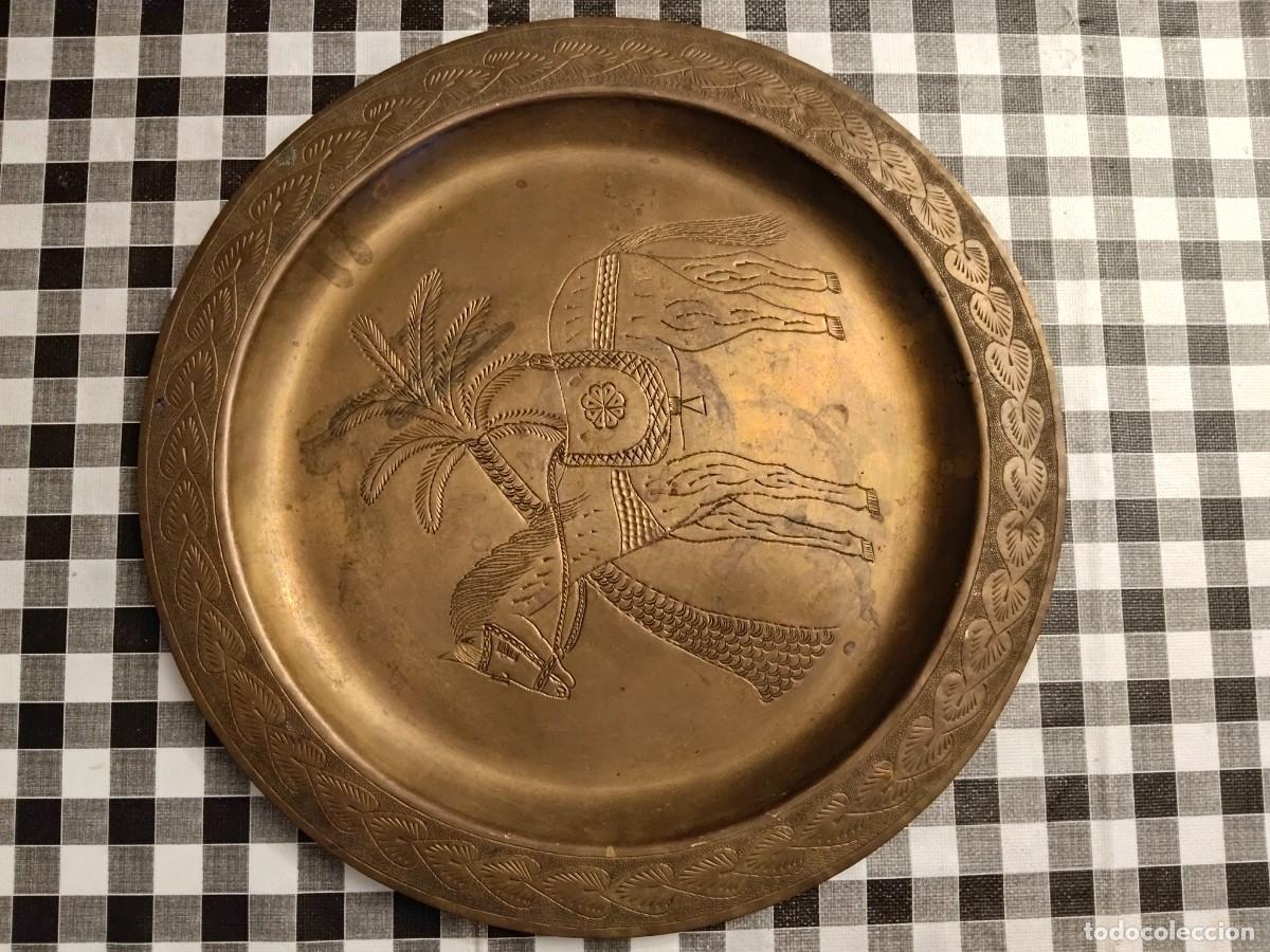 Antig&uuml;edades: Antiguo plato decorativo de lat&oacute;n grabado - Escena de caballo y palmera - Vintage estilo orientalist