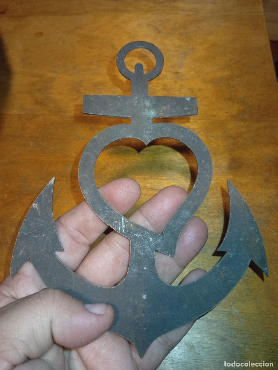 Antig&uuml;edades: Bello ornamento Cruz Camarga Virgen del Carmen adorno barco paso procesi&oacute;n naval lat&oacute;n ancla coraz&oacute;n