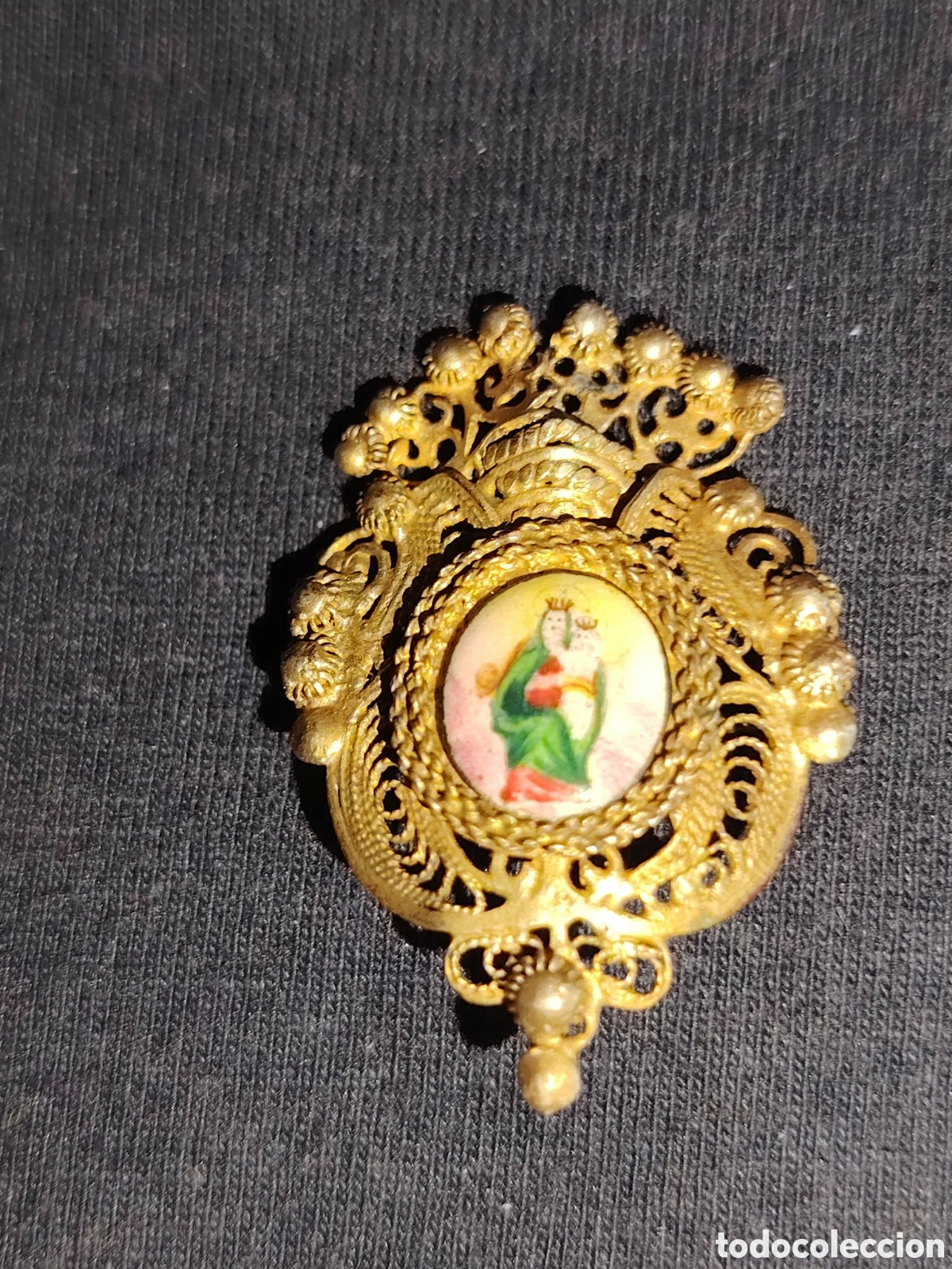 Antig&uuml;edades: Antiguo broche religioso, virgen con ni&ntilde;o , plata dorada , siglo XIX