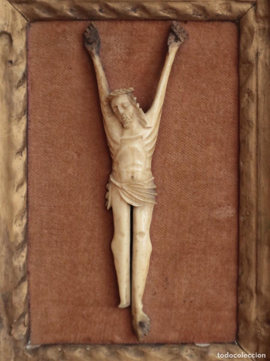 Antig&uuml;edades: Cristo Crucificado janseista de hueso. Francia, siglos XVII-XVIII. Mide 16 cm de altura.