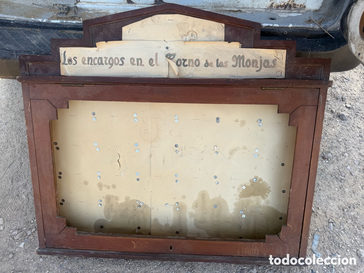 Antig&uuml;edades: Vitrina antigua de madera, monjas