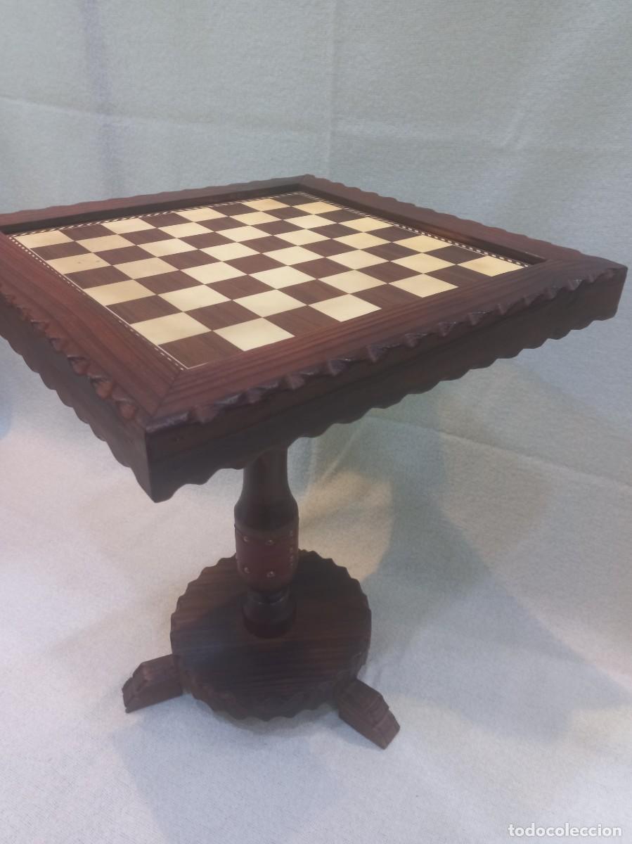 Antig&uuml;edades: MESA AJEDREZ (madera) talla piel tachas 44cm x 44cm