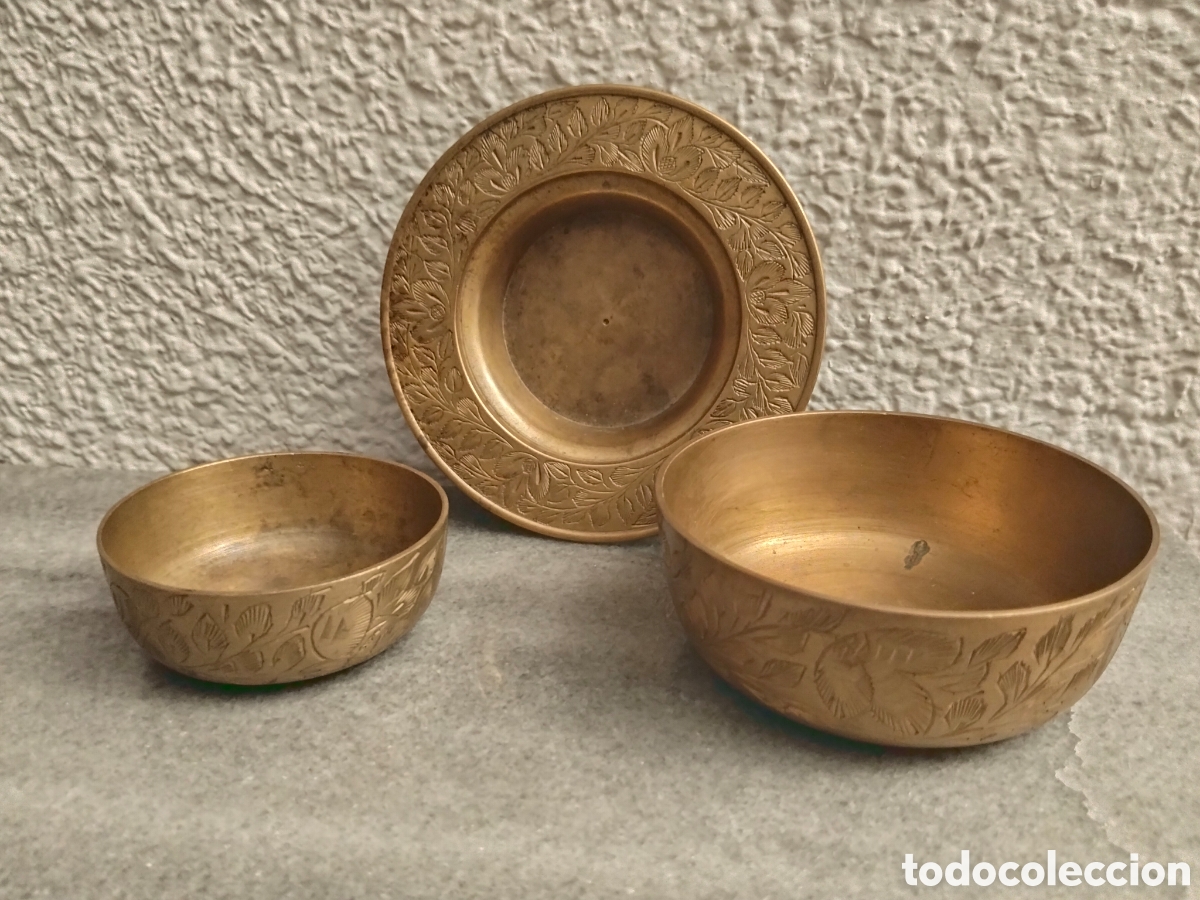 Antig&uuml;edades: Antiguo juego de 3 piezas de lat&oacute;n labrado. Cuencos y plato vintage grabados a mano. India / &Aacute;rabe.