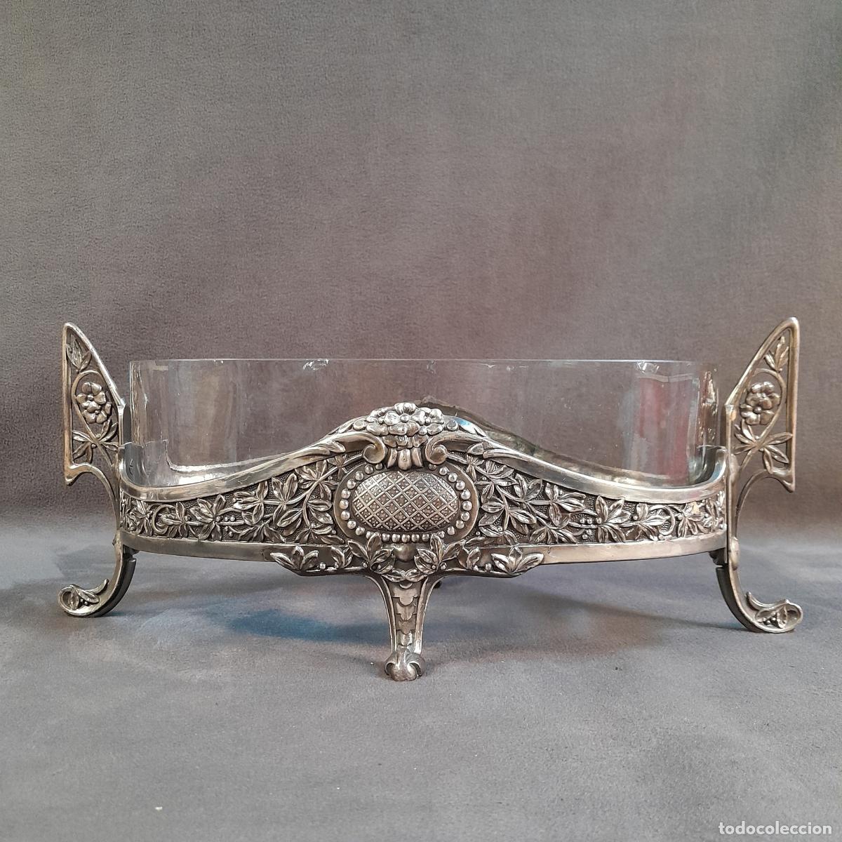 Antig&uuml;edades: CENTRO DE MESA MODERNISTA CON BASE EN METAL PLATEADO Y RECIPIENTE DE CRISTAL. PRINCIPIOS S. XX.