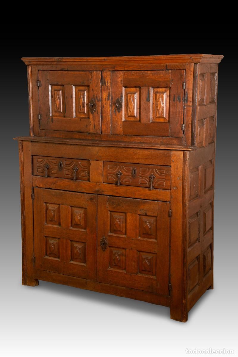 Antig&uuml;edades: Mueble de cuarterones. Madera de roble, hierro. Navarra, siglo XVII.