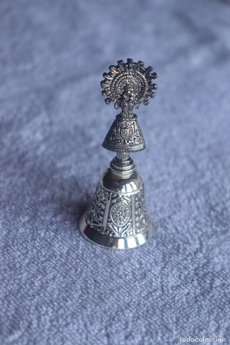 Antig&uuml;edades: Antigua campanilla Virgen del Pilar Zaragoza. Souvenir religioso met&aacute;lico.