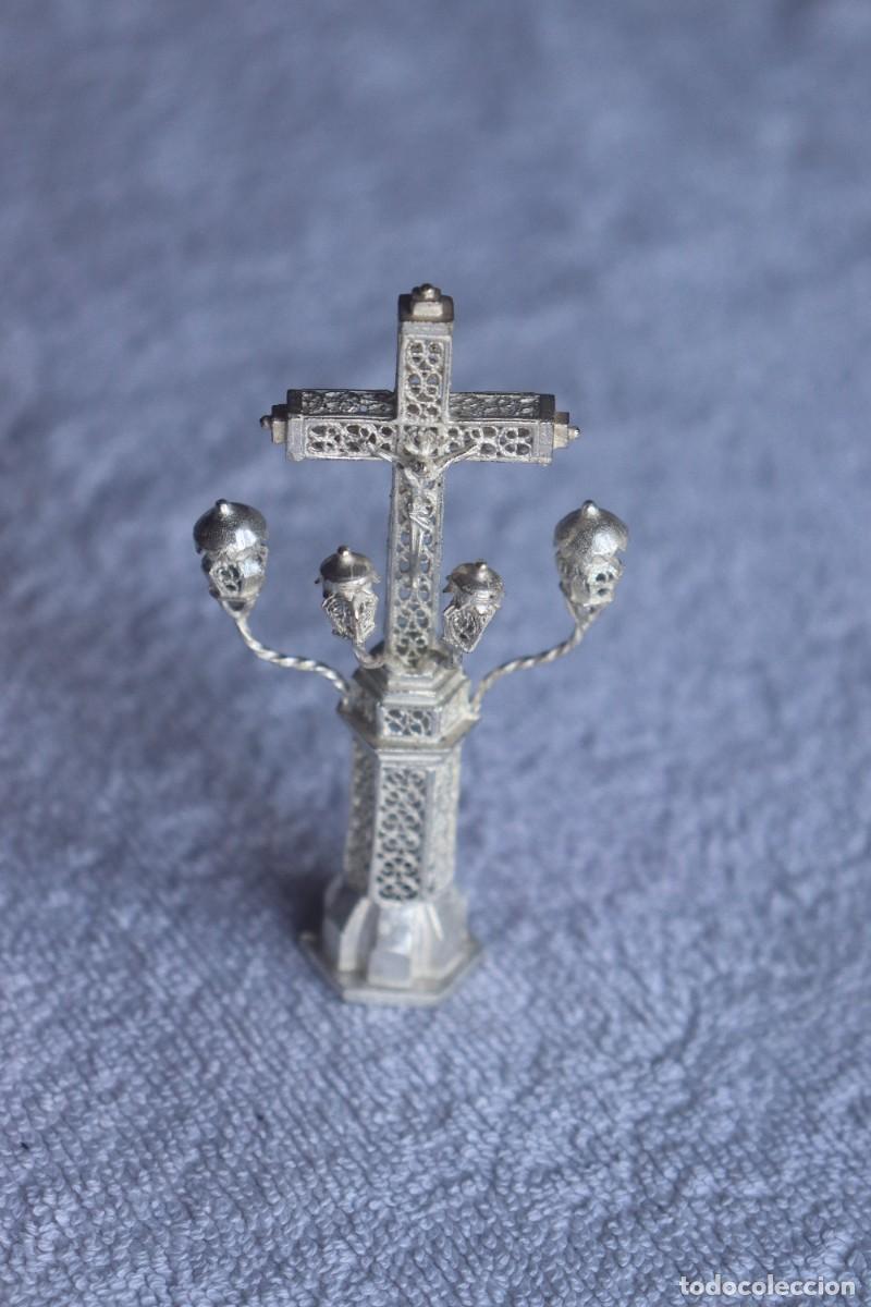 Antig&uuml;edades: Miniatura de Crucero Gallego con Faroles y Cristo &ndash; Fundici&oacute;n Decorativa Religiosa