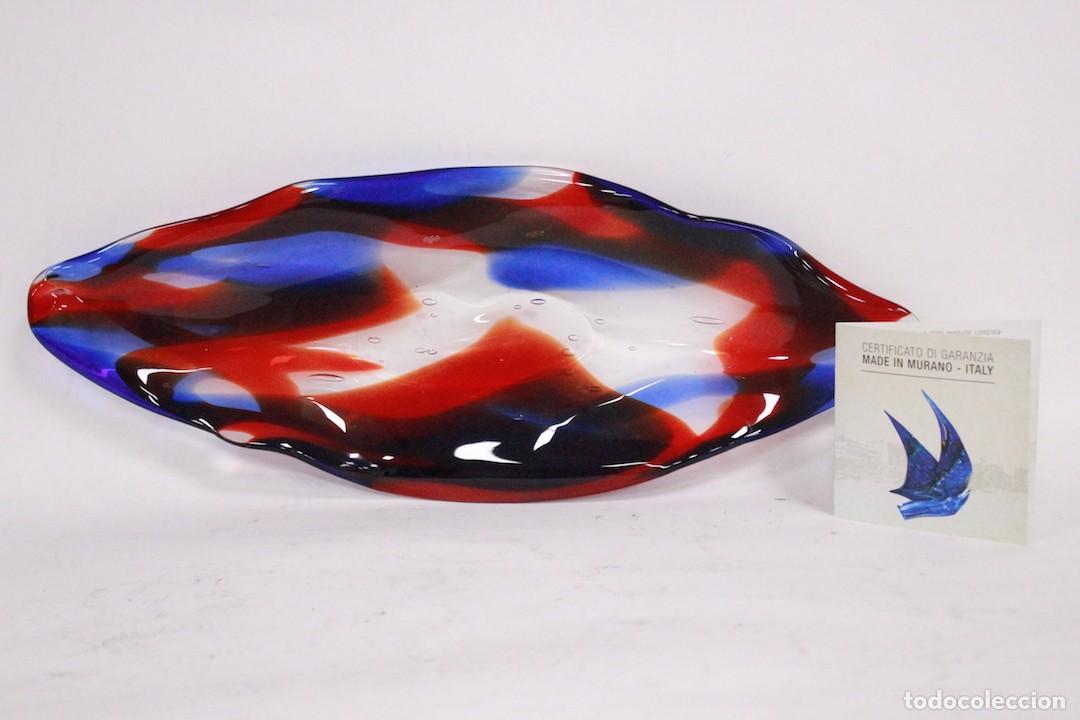 Antig&uuml;edades: Centro de mesa con forma de hoja en vidrio de Murano, 45 cm firmado Enrico Cammozzo con certificado.