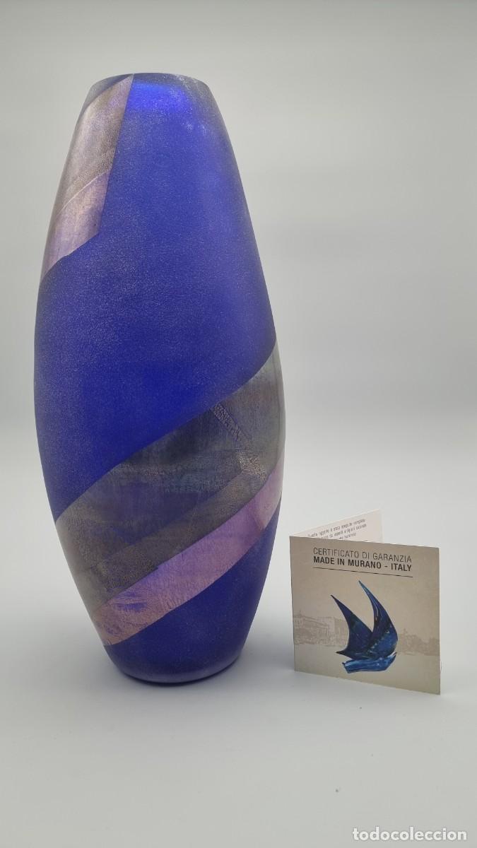 Antig&uuml;edades: Jarr&oacute;n de vidrio de Murano azul 40 cm, firmado por el artista Enrico Cammozzo con certificado.