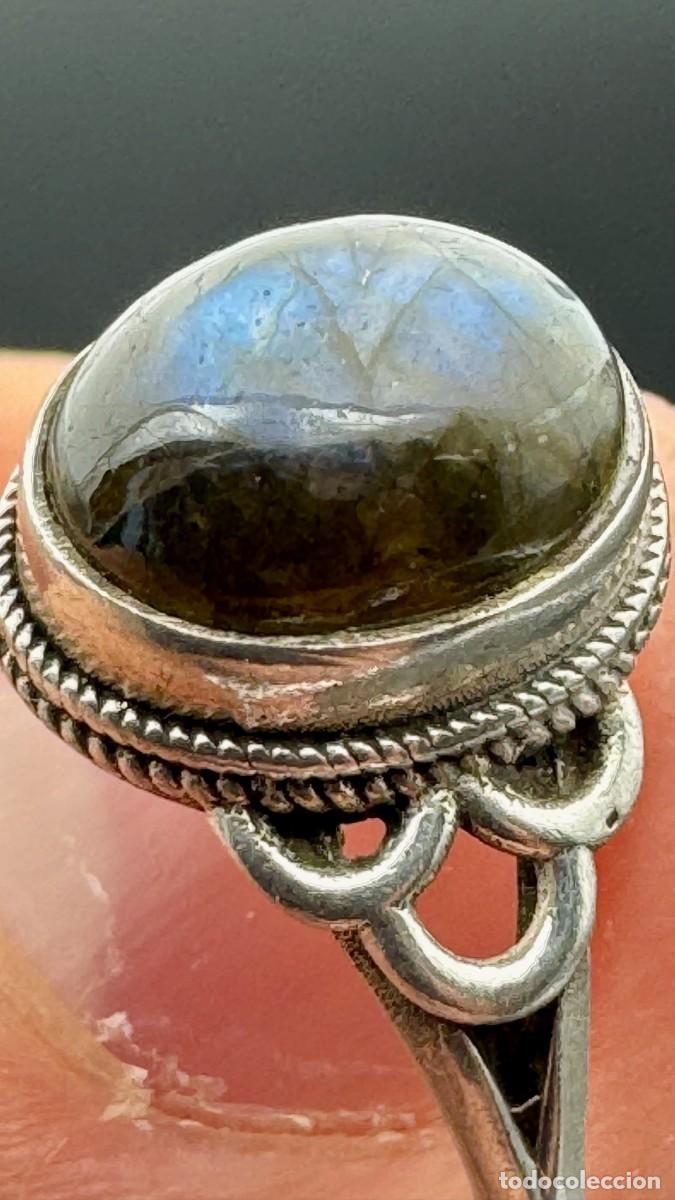 Antig&uuml;edades: Anillo ingl&eacute;s plata 925 con cabuj&oacute;n de labradorita, estilo artesanal con filigrana