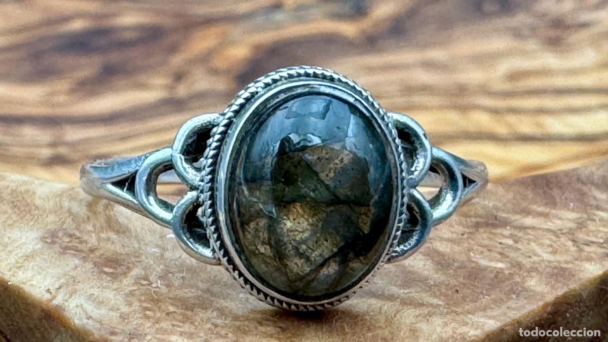 Antiquit&eacute;s: Anillo ingl&eacute;s plata 925 con cabuj&oacute;n de labradorita, estilo artesanal con filigrana