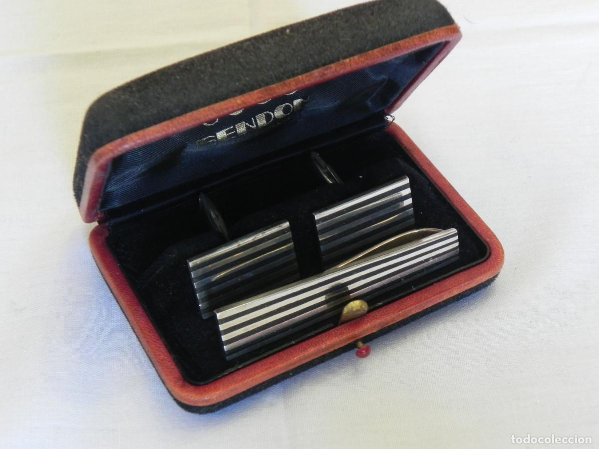 Antig&uuml;edades: ** CONJUNTO DE GEMELOS Y SUJETA CORBATAS DE PLATA CONTRASTADA **