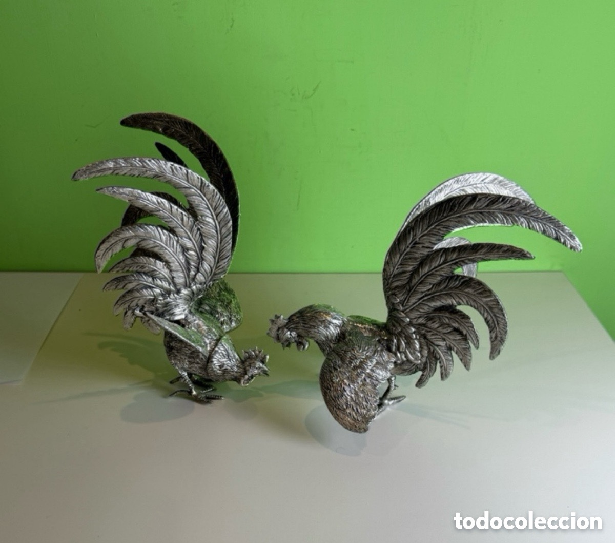 Antig&uuml;edades: Antigua pareja de gallos decorativos en metal plateado. Mediados del siglo XX.