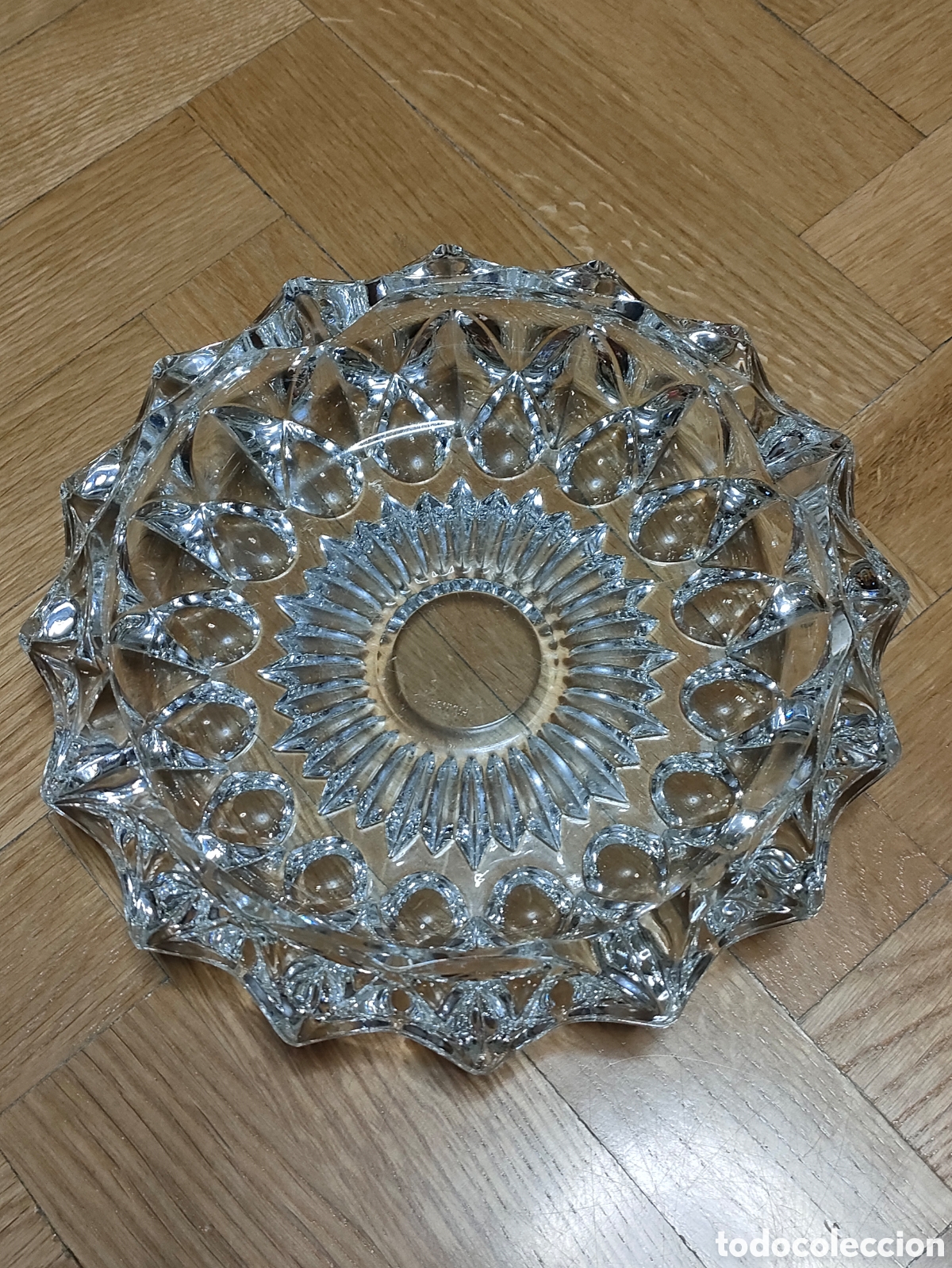 Antig&uuml;edades: Cenicero de cristal tallado de la firma D&acute;Arques, Par&iacute;s (Francia). A&ntilde;os 70. 20x5 cms