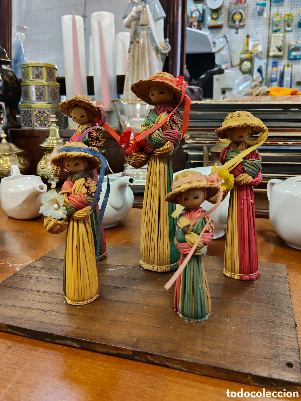 Antig&uuml;edades: Lote de mu&ntilde;ecas de paja artesanales
