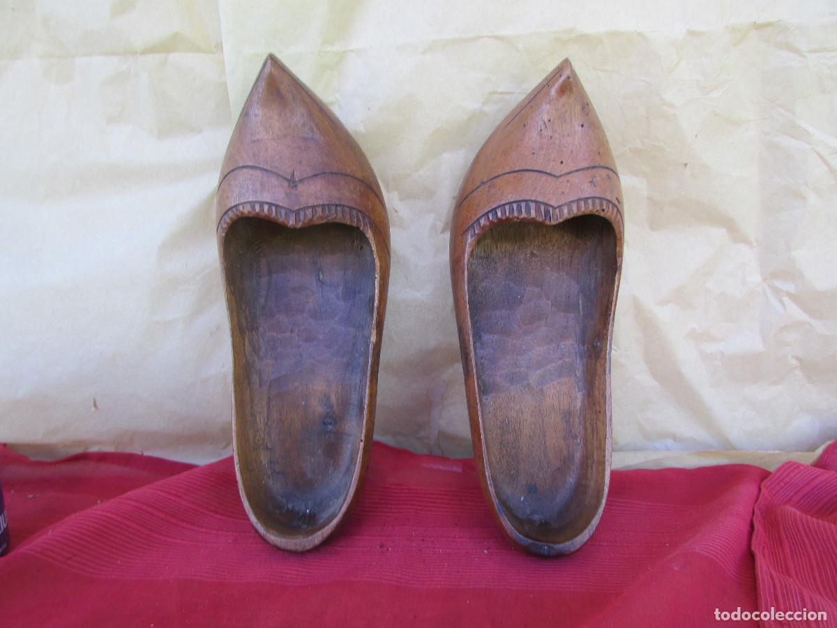 Antig&uuml;edades: Dos zuecos o madro&ntilde;as artesanos antiguos y jechoa a mano en una pieza. Decoraci&oacute;n r&uacute;stica